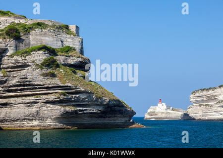 Die blaue Mittelmeer meer Frames der Granit White Cliffs und Leuchtturm Lavezzi-inseln Bonifacio Korsika Frankreich Europa Stockfoto