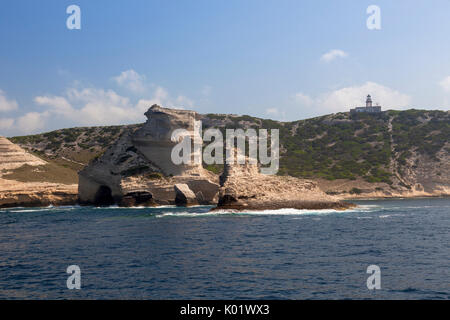 Blue sea frames Granitklippen und Leuchtturm auf dem Hügel Lavezzi-inseln Bonifacio Korsika Frankreich Europa gehockt Stockfoto