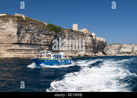 Ein touristenboot durch das alte Dorf auf den weißen Klippen Lavezzi-inseln Bonifacio Korsika Frankreich Europa thront gerahmt Stockfoto