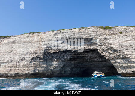 Ein touristenboot durch Granit weißen Felsen und Meer eingerahmt Höhlen Inseln Lavezzi Bonifacio Korsika Frankreich Europa Stockfoto