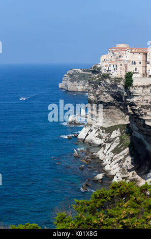 Panorama der mittelalterlichen Altstadt und Festung an der Spitze der Klippen durch das blaue Meer Bonifacio Korsika Frankreich Europa gerahmte gehockt Stockfoto