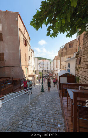Touristen, die sich in der mittelalterlichen Gassen der Altstadt Bonifacio Korsika Frankreich Europa Stockfoto
