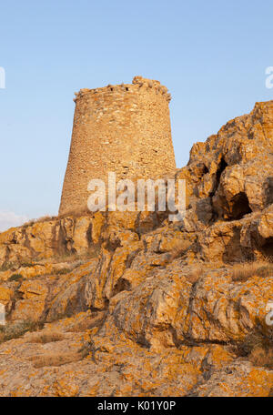 Die alten genuesischen Turm der Festung mit Felsen bei Sonnenuntergang Ile-rousse Balagne Korsika Frankreich Europa gebaut Stockfoto