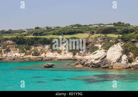 Sommer Blick auf das türkisfarbene Meer und den Golfplatz auf dem vorgebirge Sperone Sperone Süd Korsika Frankreich Europa Stockfoto