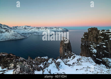 Blick auf die Mefjorden, umrahmt von gefrorenen Meer und rosa Himmel bei Sonnenaufgang von der Spitze des Mount Hesten Senja Tromsø Norwegen Europa Stockfoto
