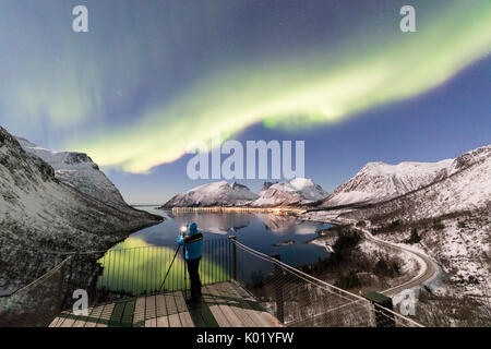 Fotograf auf der Plattform bewundert die Nordlicht und Sterne im kalten Meer Bergsbotn Senja Tromsø Norwegen Europa Stockfoto