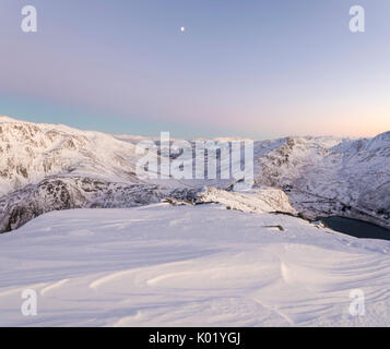 Rosa Himmel bei Sonnenuntergang auf die verschneite Landschaft und gefrorenen Meer rund um Fjordbotn Lysnes Senja Tromsø Norwegen Europa Stockfoto