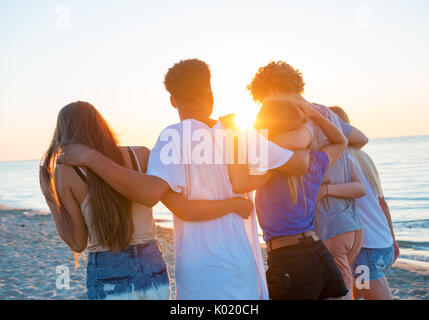 Gruppe der happy Friends, die Spaß am Strand Stockfoto