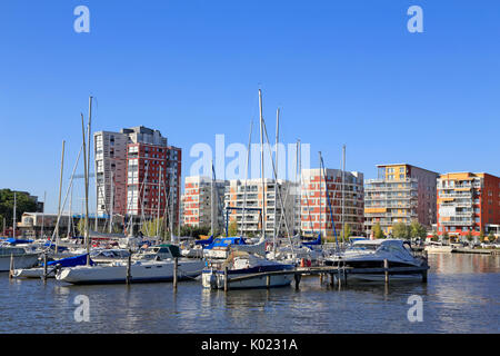 Small Boat Harbour mit modernen Wohngebäuden im Hintergrund, Västerås, Schweden. Stockfoto