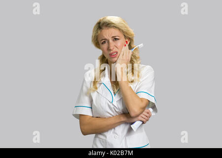 Schöne junge Frau mit Zahnschmerzen. Nahaufnahme von attraktiven Trauriges Mädchen leiden unter starken Zahnpflege und Zahnschmerzen. Konzept der wundes Zahnfleisch. Stockfoto