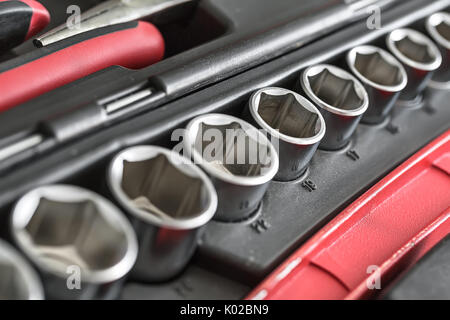 Toolbox mit schwarz-rot-Instrumente Stockfoto