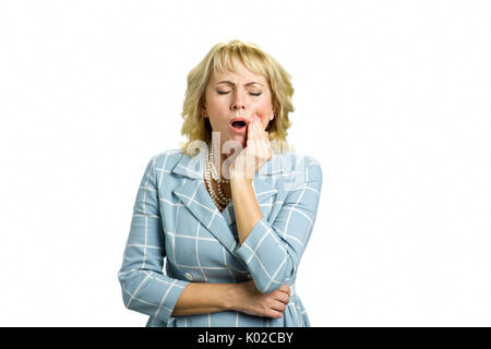Frau mittleren Alters mit schrecklichen Zahnschmerzen. Attraktive Frau mittleren Alters leiden unter schrecklichen Schmerzen, starke Zähne berühren Wange mit geschlossenen Augen Stockfoto