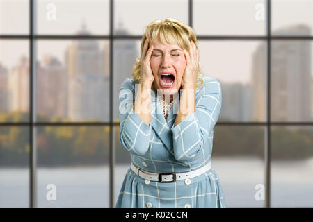 Portrait von schreienden verzweifelten Frau. Nahaufnahme von betont und weiße Haut Frau schreiend mit verzweifelten und entsetzt Ausdruck frustriert, der Stockfoto
