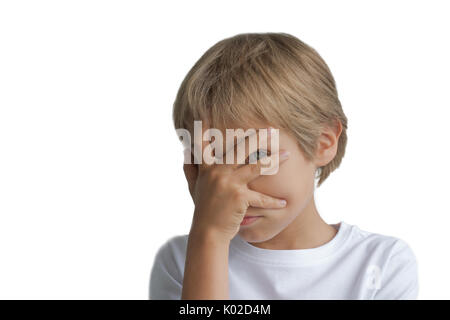 Junge bedeckte sein Gesicht mit der Hand und die Kamera durch die Finger auf weißem Hintergrund Stockfoto