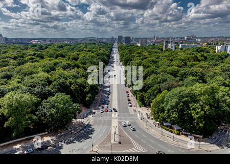 Luftaufnahme über Berlin auf der Suche nach Westen bis Charlottenburg und Teufelsberg von der Siegessäule im Tiergarten gesehen Stockfoto