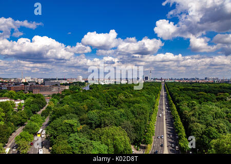 Luftaufnahme über Tiergarten zu Berlin an einem sonnigen Tag von der Siegessäule gesehen Stockfoto