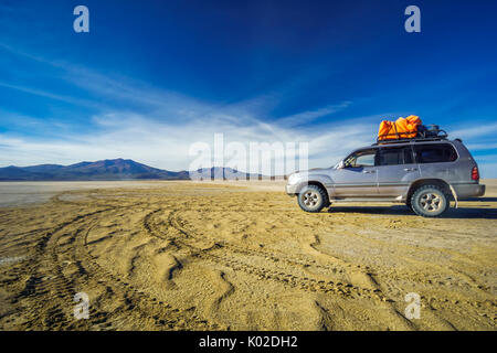 Blick auf SUV im Altiplano Wüste von Uyuni - Bolovia Stockfoto