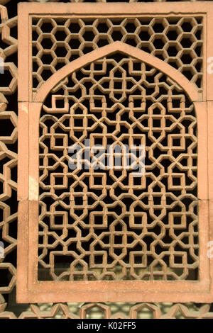 Näherer Blick auf die filigranen Schnitzereien aus Stein Dachfenster an Humayun's Grabmal, Delhi, Indien, Asien Hochgeladen am 27 Jun 17 akzeptiert Stockfoto