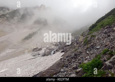 Japan Alpen Chubu Sangaku National Park, Fahrt mit dem Zug ist ein Tag von Tokio und beliebter Ort für Skifahren und Snowboarden im Winter und Wandern und climbi Stockfoto