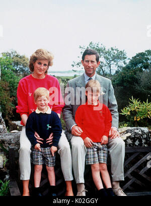 Datei Foto vom 01/06/89 des Prinzen und der Prinzessin von Wales mit den Söhnen Prinz William, rechts, und Prinz Harry, die sich während ihres Urlaubs auf den Scilly Isles in Tresco entspannen. Diana, Prinzessin von Wales, war eine Frau, deren Wärme, Mitgefühl und Empathie für die, die sie traf, ihr die Beschreibung der "Volksprinzessin" einbrachte. Stockfoto