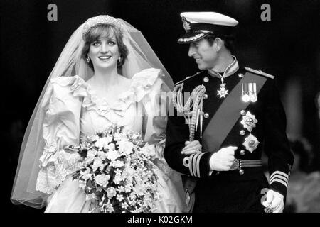 Datei-Foto vom 29/07/81 des Prinzen und der Prinzessin von Wales an ihrem Hochzeitstag. Diana, Prinzessin von Wales, war eine Frau, deren Wärme, Mitgefühl und Empathie für die, die sie traf, ihr die Bezeichnung „Volksprinzessin“ einbrachte. Stockfoto