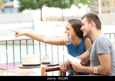 Paar ot Touristen nach Standorten in einem Café sitzen Stockfoto