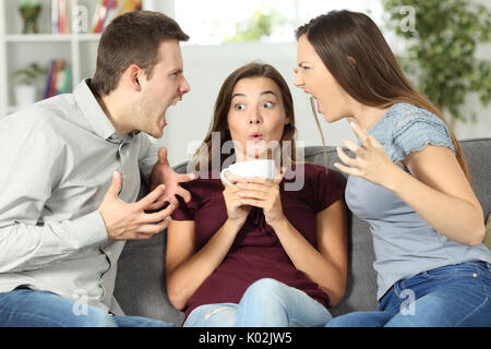 Verärgert Freund in der Mitte von ein paar Argument zu Hause Stockfoto