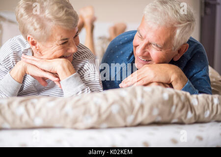 Happy senior Ehe gegenseitig anstarren Stockfoto