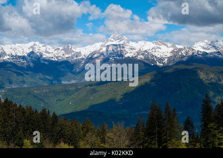 Blick auf Mt, Triglav - höchsten slowenischen Berg, von bewaldeten Jelovica Plateau. Stockfoto