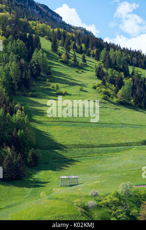 Grünen Wiesen am Dorf Sorica, einem der schönsten Bergdörfer in Slowenien. Stockfoto