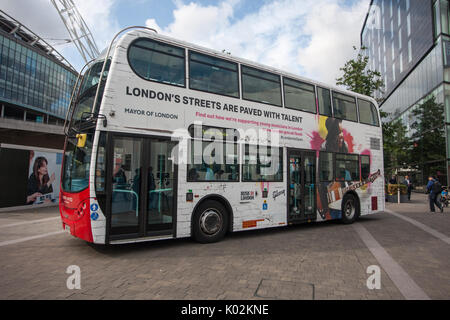 Dire Straits Frontmann Mark Knopfler präsentiert die kultigen Londoner Busse die Einführung des Gigs zu feiern, in Verbindung mit Gibson, am Vorabend der Internationalen strassenmusik Tag. Junge Musiker konkurrierenden genannt zu werden oben in der Hauptstadt Gaukler führt an Bord zwei speziell Londoner Busse dieses Wochenende in Auftrag zu helfen internationale Straßenmusik Tag, und die nächste Phase der Gigs zu starten, der Bürgermeister von London, jährliche Straßenmusik Wettbewerb kennzeichnen. Mit: Atmosphäre, Wo: London, England, Großbritannien Wann: 21 Aug 2017 Quelle: Wheatley/WANN Stockfoto