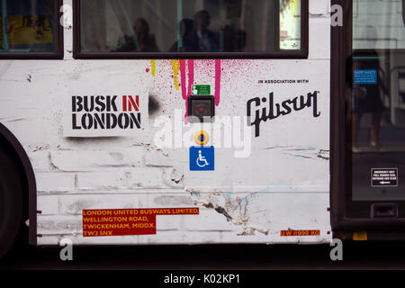 Dire Straits Frontmann Mark Knopfler präsentiert die kultigen Londoner Busse die Einführung des Gigs zu feiern, in Verbindung mit Gibson, am Vorabend der Internationalen strassenmusik Tag. Junge Musiker konkurrierenden genannt zu werden oben in der Hauptstadt Gaukler führt an Bord zwei speziell Londoner Busse dieses Wochenende in Auftrag zu helfen internationale Straßenmusik Tag, und die nächste Phase der Gigs zu starten, der Bürgermeister von London, jährliche Straßenmusik Wettbewerb kennzeichnen. Mit: Atmosphäre, Wo: London, England, Großbritannien Wann: 21 Aug 2017 Quelle: Wheatley/WANN Stockfoto