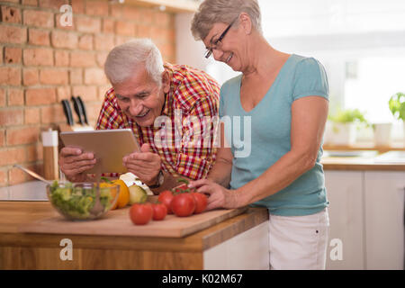 Älterer Mann und Frau Zeit miteinander zu verbringen Stockfoto