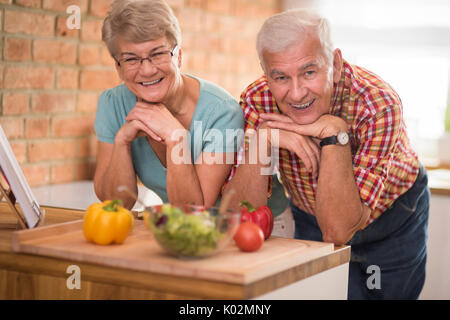 Portrait von Happy seniors an der heimischen Küche Stockfoto