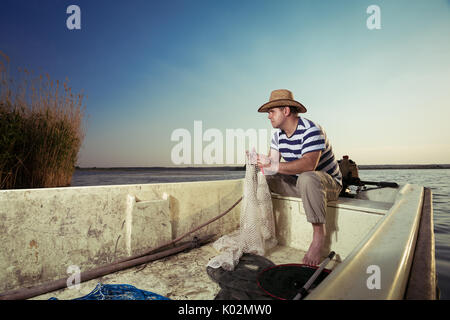 Angler Angeln im Boot Stockfoto