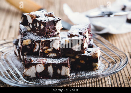 Traditionelle Weihnachten Dessert Schokolade Rocky Road bars auf hölzernen Tisch Stockfoto
