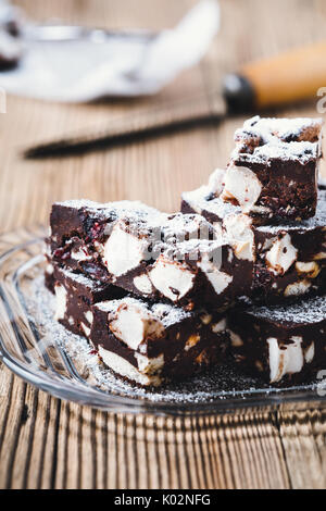 Traditionelle Weihnachten Dessert Schokolade Rocky Road bars auf hölzernen Tisch Stockfoto