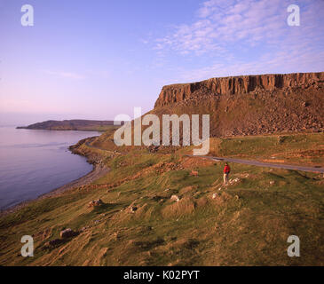 Eine dramatische Abendlicher Blick von der zerklüfteten Küste um Lub Kerbe in Richtung Duntulm Castle, Trotternish, Isle of Skye Stockfoto