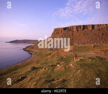 Eine dramatische Abendlicher Blick von der zerklüfteten Küste um Lub Kerbe in Richtung Duntulm Castle, Trotternish, Isle of Skye Stockfoto