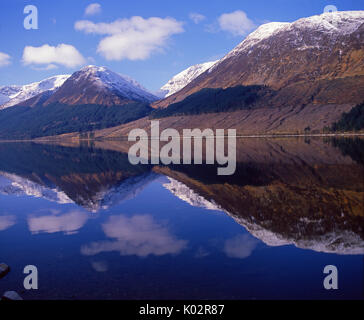 Sanfte Hänge der Hügel erfüllen die noch Wasser auf Loch Lochy, Great Glen, Inverness-shire, Highlands Stockfoto