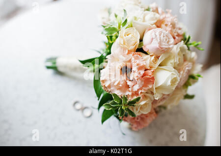 Nahaufnahme einer Wedding Bouquet und Ringe Festlegung auf den Tisch. Stockfoto