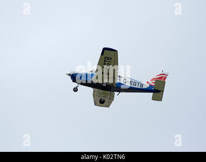 Piper PA -28-161 Krieger auf einen Besuch von Tayside Aviation Ltd auf dem kurzen Flug nach Inverness Airport in den schottischen Highlands. Stockfoto