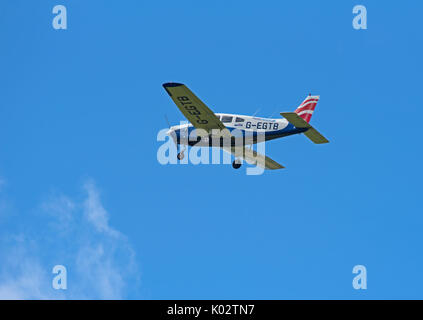 Piper PA -28-161 Krieger auf einen Besuch von Tayside Aviation Ltd auf dem kurzen Flug nach Inverness Airport in den schottischen Highlands. Stockfoto