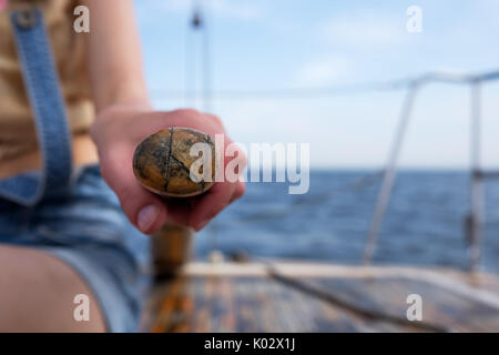 Kaukasische Frau mit Lenkrad von Old Yacht Stockfoto