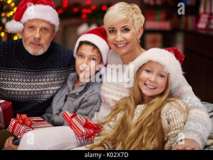 Glückliche Familie die Weihnachtszeit genießen. Stockfoto