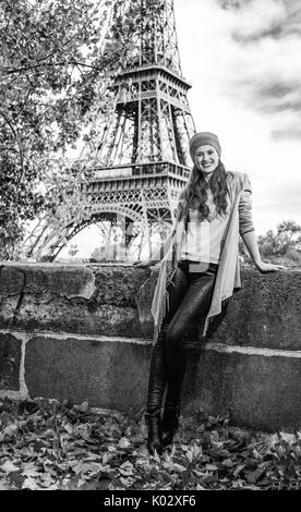 Herbst Kurzurlaube in Paris. In voller Länge Portrait Frau glücklich junge Touristen am Ufer in der Nähe von Eiffelturm in Paris, Frankreich Stockfoto