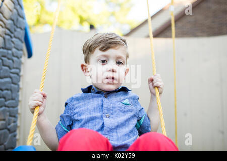 Portrait ernst Vorschule junge Schwingen auf Swing Stockfoto