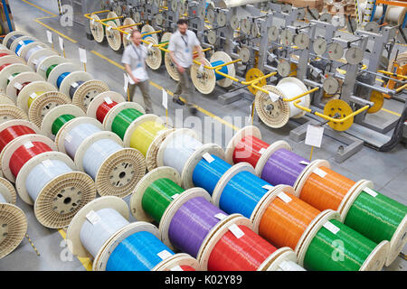 Erhöhte Ansicht multicolor Spulen in Fiber Optik Factory Stockfoto