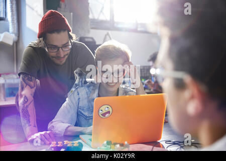 Designer am Laptop arbeiten in der Werkstatt Stockfoto