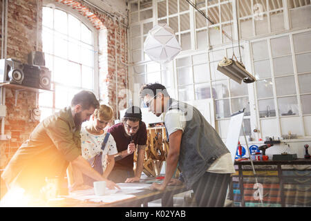 Designer treffen, die Überprüfung der Pläne in der Werkstatt Stockfoto